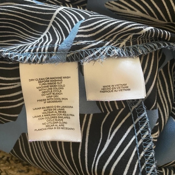 Nine West Blue & Black Leaf Print Tie-Front Blouse Size Large - Picture 8 of 11